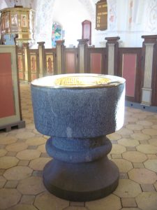 døbefonten i Mern kirke